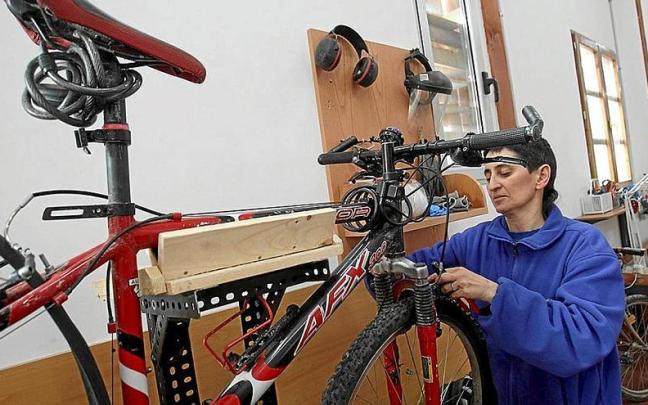 Una mujer en un taller para la reparación de bicis como el que se va a llevar a cabo en Eibar. | FOTO: OSKAR MONTERO Una mujer en un taller para la reparación de bicis como el que se va a llevar a cabo en Eibar. | FOTO: OSKAR MONTERO