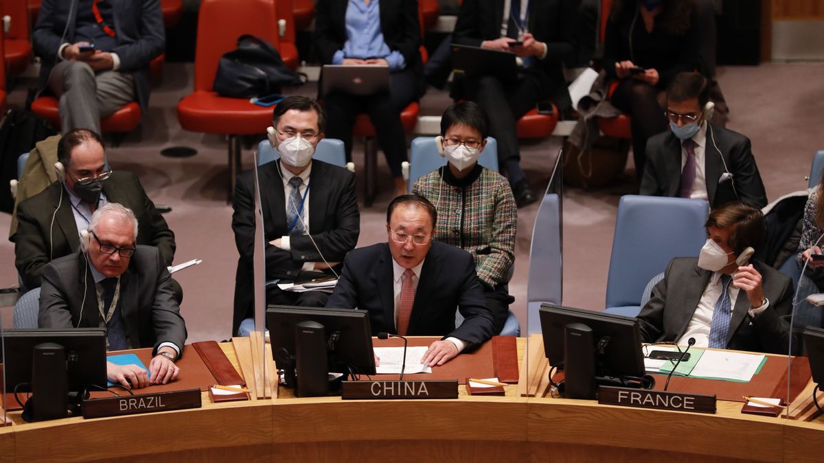 El representante chino ante la ONU, Zhang Jun (c).