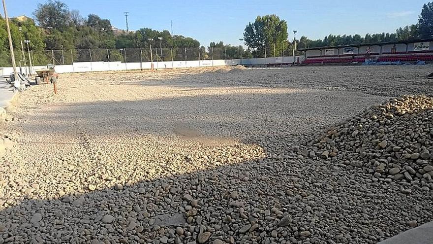 El campo de fútbol adrianés durante el cambio de césped. | FOTO: M.S.G.