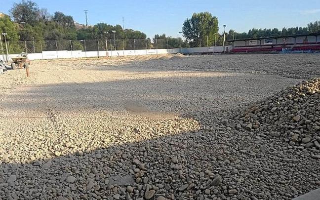 El campo de fútbol adrianés durante el cambio de césped. | FOTO: M.S.G. El campo de fútbol adrianés durante el cambio de césped. | FOTO: M.S.G.