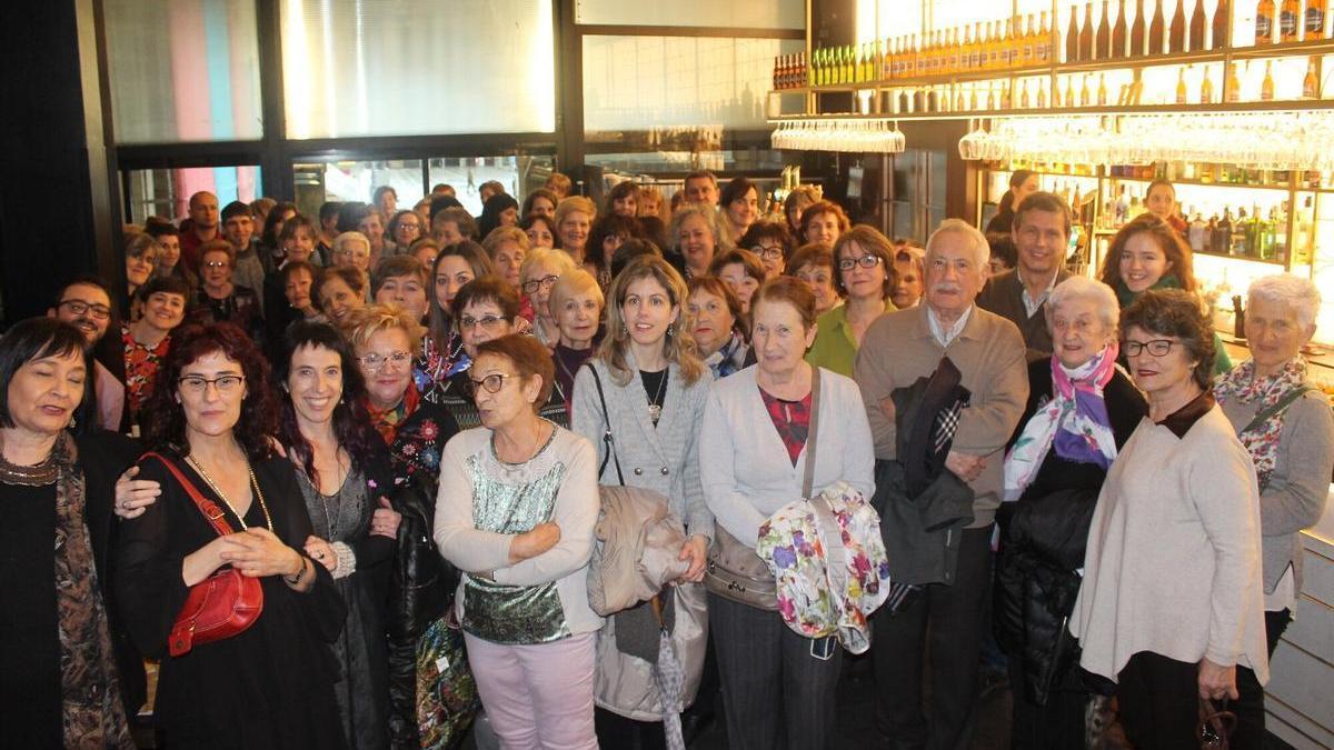 Mujeres que participaron en una de las actividades del colectivo Alaiz, dentro de un bar de Pamplona.