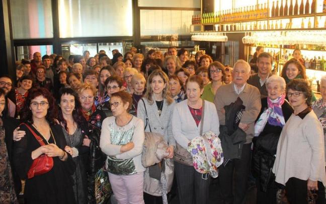 Mujeres que participaron en una de las actividades del colectivo Alaiz, dentro de un bar de Pamplona.