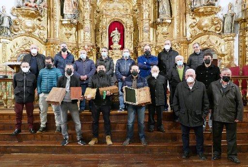 Una veintena de cofrades honraron a San Antón en Bakaiku.