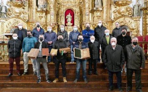 Una veintena de cofrades honraron a San Antón en Bakaiku.