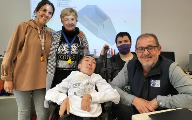 Esther, Inma, Gorka y Alberto flanquean al joven Iker Marrón, un gran ejemplo de superación.