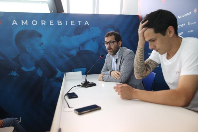 Jon Larrea e Iker Seguín, durante la rueda de prensa ofrecida este lunes en Urritxe.