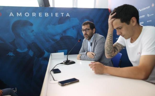 Jon Larrea e Iker Seguín, durante la rueda de prensa ofrecida este lunes en Urritxe.