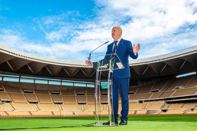 Javier Imbroda, consejero de Educación y Deportes de la Junta de Andalucía, en el estadio de La Cartuja.