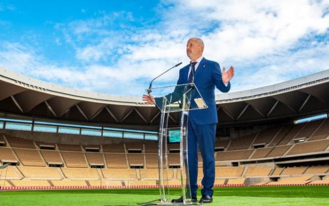 Javier Imbroda, consejero de Educación y Deportes de la Junta de Andalucía, en el estadio de La Cartuja.