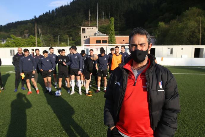 El técnico Iñaki García, al frente de la plantilla del Aurrera de Ondarroa.
