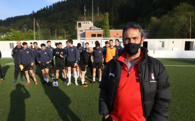 El técnico Iñaki García, al frente de la plantilla del Aurrera de Ondarroa.