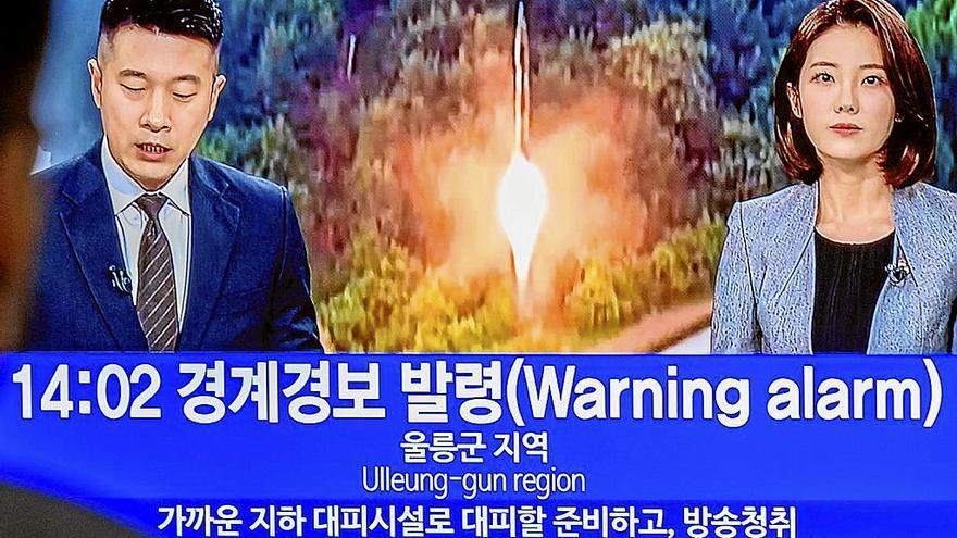 La televisión surcoreana informa del lanzamiento de misiles por parte de Corea del Norte. | FOTO: E.P.