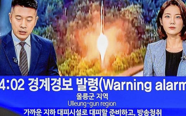 La televisión surcoreana informa del lanzamiento de misiles por parte de Corea del Norte. | FOTO: E.P. La televisión surcoreana informa del lanzamiento de misiles por parte de Corea del Norte. | FOTO: E.P.