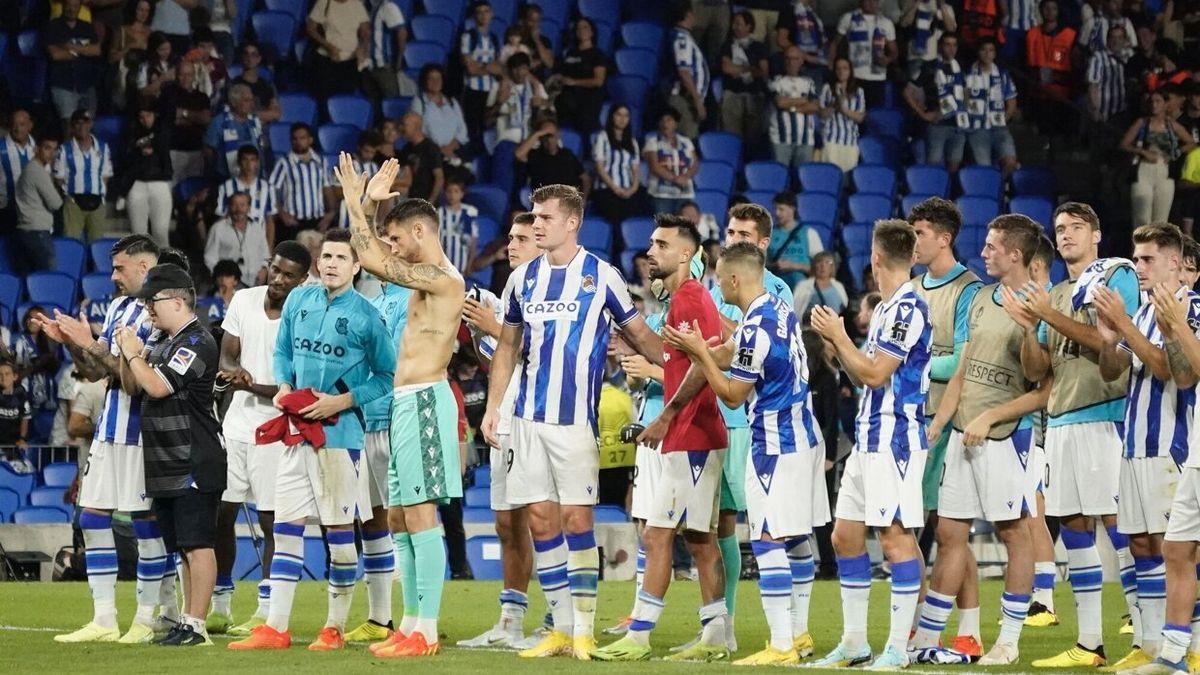 Los jugadores festejan con el público la victoria contra el Omonia