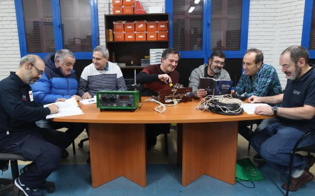 Iñaki Herrán, rodeado de varios de sus compañeros en el radio club donde se reúnen una vez por semana manteniendo viva una afición que marca. Iñaki Herrán, rodeado de varios de sus compañeros en el radio club donde se reúnen una vez por semana manteniendo viva una afición que marca.