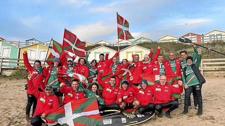 La Euskal Selekzioa de kayak surf, campeona del mundo.