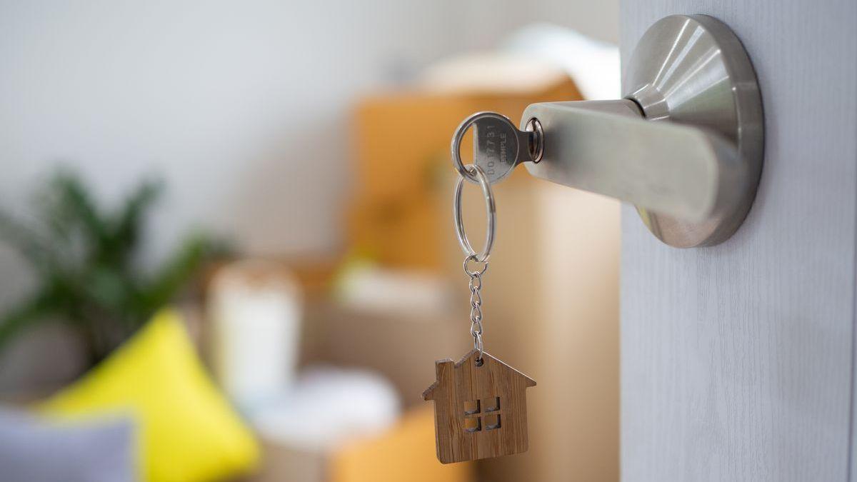 Unas llaves cuelgan sobre la puerta de un piso recién vendido.