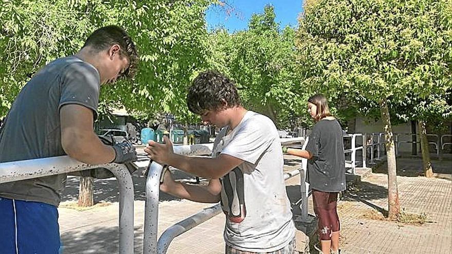 Limpieza de las vallas antes del nuevo pintado.