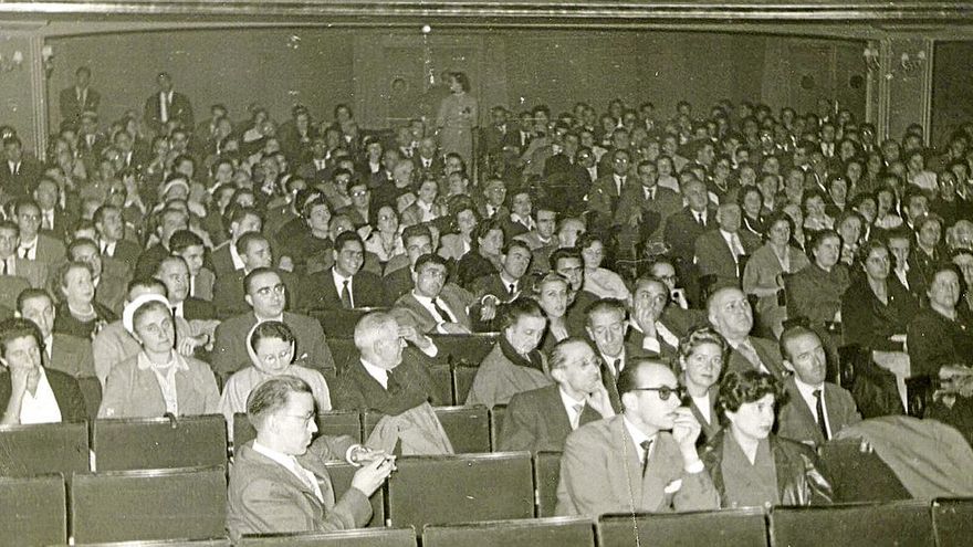 Espectadores en la proyección de una película en la década de los sesenta en el cineclub FAS. | FOTO: CINE FÓRUM PERSEO