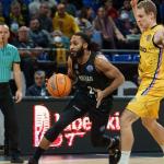 Adam Smith penetra a canasta ante Sasu Salin.