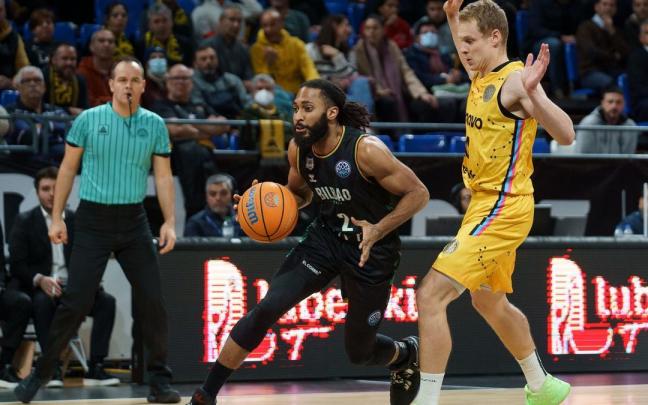 Adam Smith penetra a canasta ante Sasu Salin.