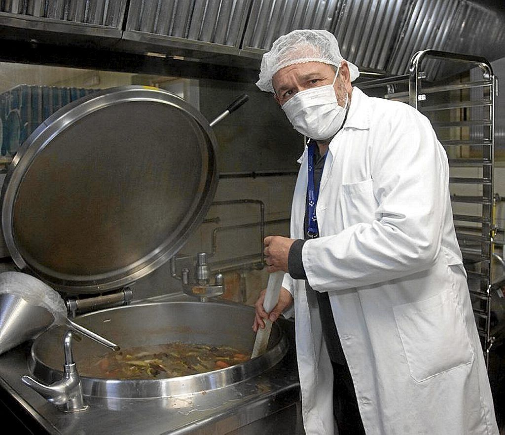 Sobre estas líneas, Pablo Olarte, jefe de Hostelería de la OSI Araba.