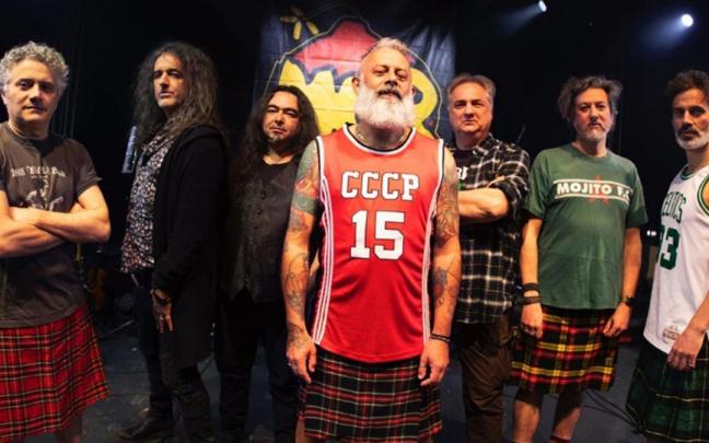 Los actuales componentes del veterano grupo italiano de folk peleón.