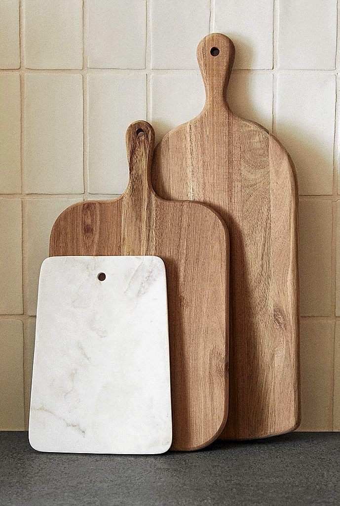 Las tablas de cocina forman ahora parte de la decoración y se dejan a la vista sobre la encimera. Esta colección es de Zara Home.