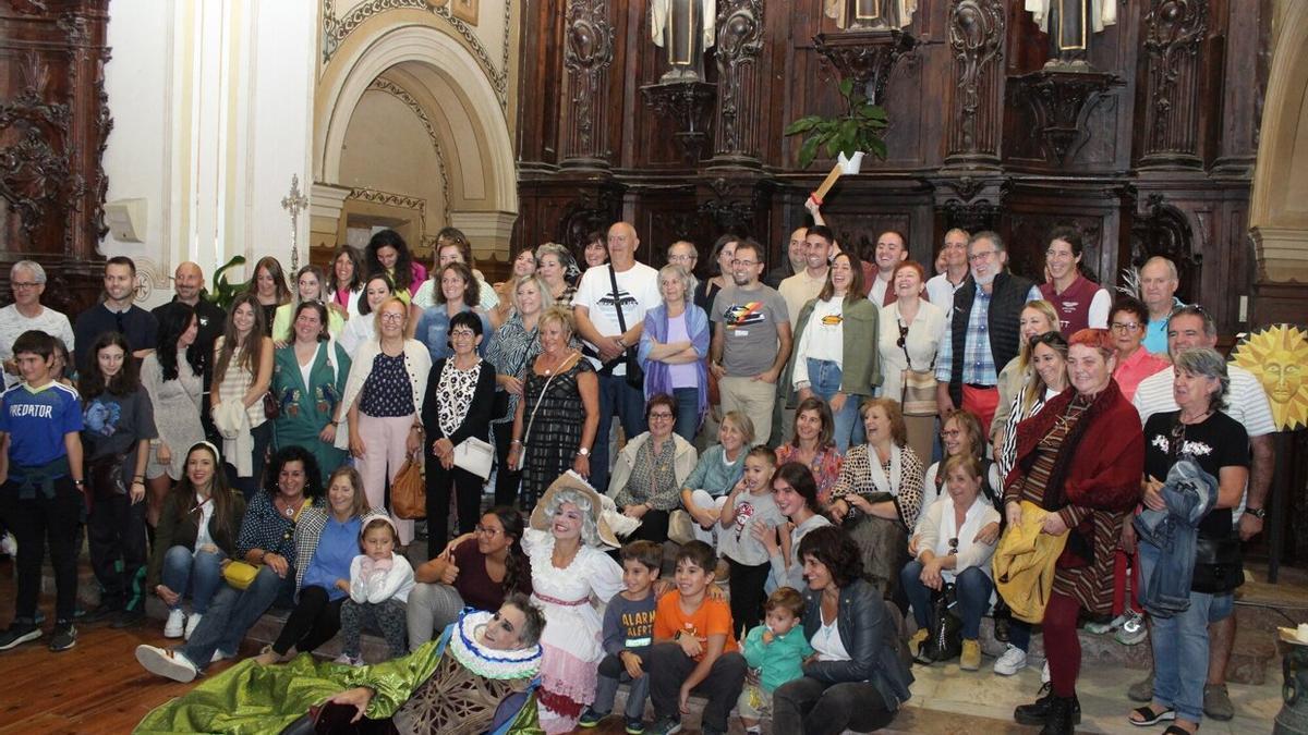 Los actores de la visita teatralizada junto con el público participante