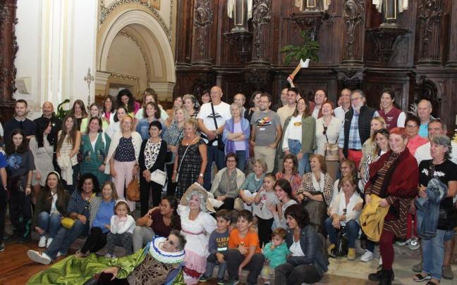 Los actores de la visita teatralizada junto con el público participante Los actores de la visita teatralizada junto con el público participante