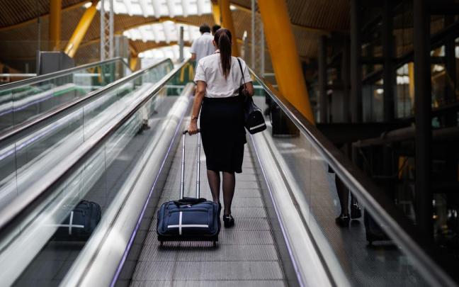 Una azafata de vuelo en Barajas. Una azafata de vuelo en Barajas.