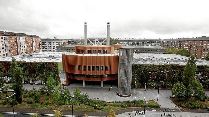 El Palacio Europa tiene en su parte superior una terraza habilitada para hostelería.