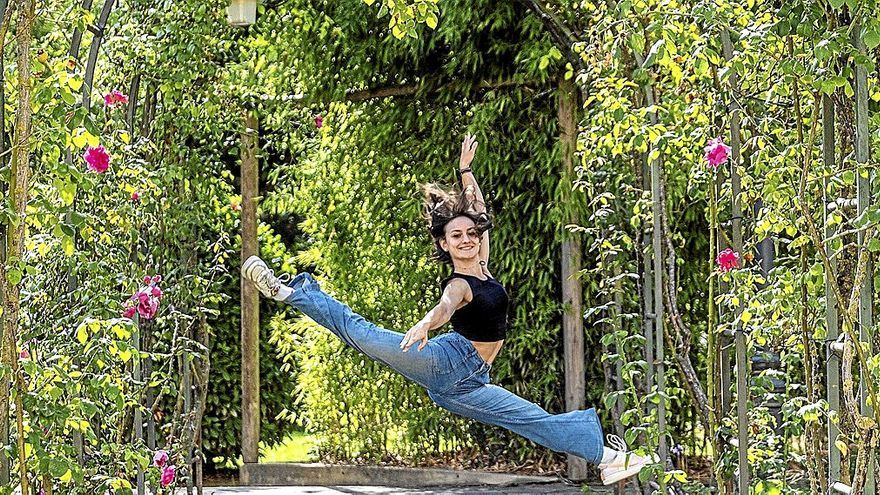 La bailarina Laura Elizalde, que ha conseguido una beca de formación Erasmus para pasar 10 meses en Alemania bailando para la compañía Pfalztheater Kaiserslautern posa en Burlada.