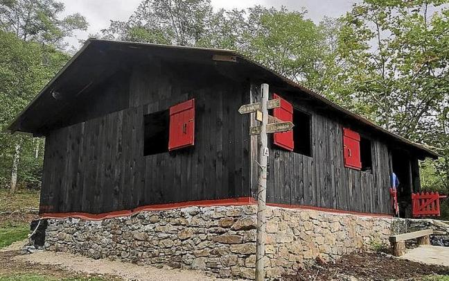 La venta ha recuperado su antiguo esplendor con sus paredes de madera negra. | FOTO: CEDIDA