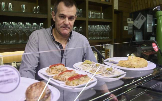 Julián Galarza Lezea, tras la barra del Bodegón Sarría de la calle Estafeta con algunos de los manjares que les han proclamado como Mejor Bar de Pintxos 2022. Julián Galarza Lezea, tras la barra del Bodegón Sarría de la calle Estafeta con algunos de los manjares que les han proclamado como Mejor Bar de Pintxos 2022.