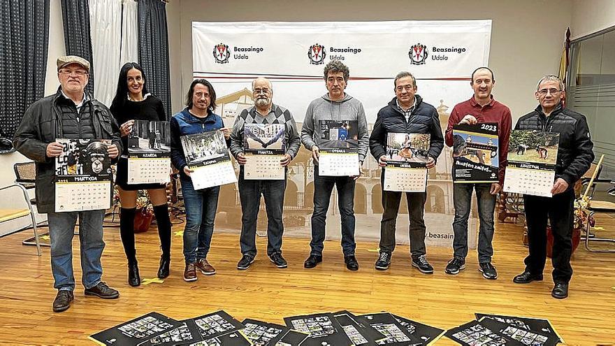 Los participantes premiados en la presentación del calendario, en el Ayuntamiento.