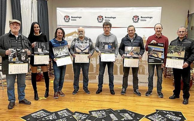 Los participantes premiados en la presentaci&oacute;n del calendario, en el Ayuntamiento.
