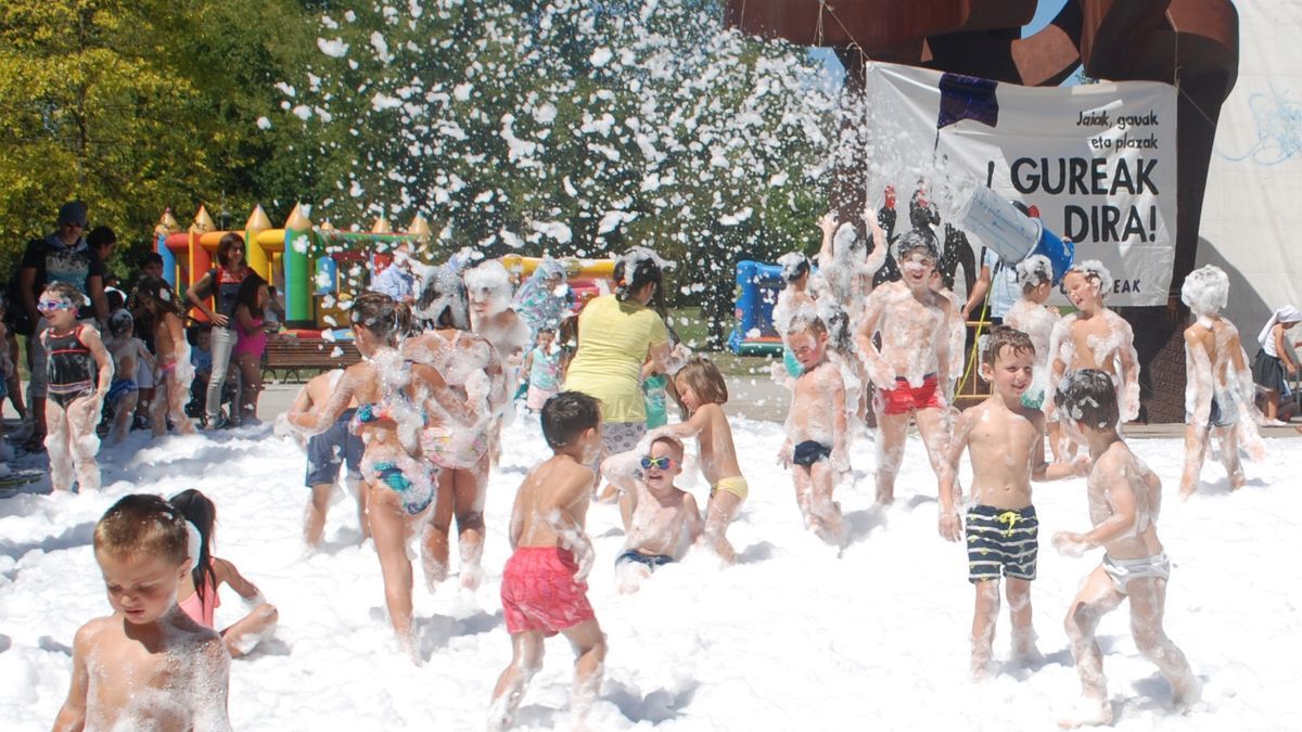 Fiesta de la espuma en el entorno del Guk