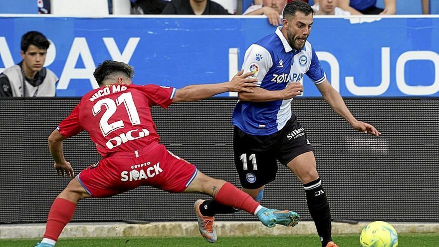 Luis Rioja, junto a Nico Melamed, durante el último partido entre el Deportivo Alavés y el Espanyol en Mendizorroza. | FOTO: ALEX LARRETXI