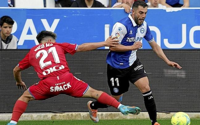 Luis Rioja, junto a Nico Melamed, durante el último partido entre el Deportivo Alavés y el Espanyol en Mendizorroza. | FOTO: ALEX LARRETXI