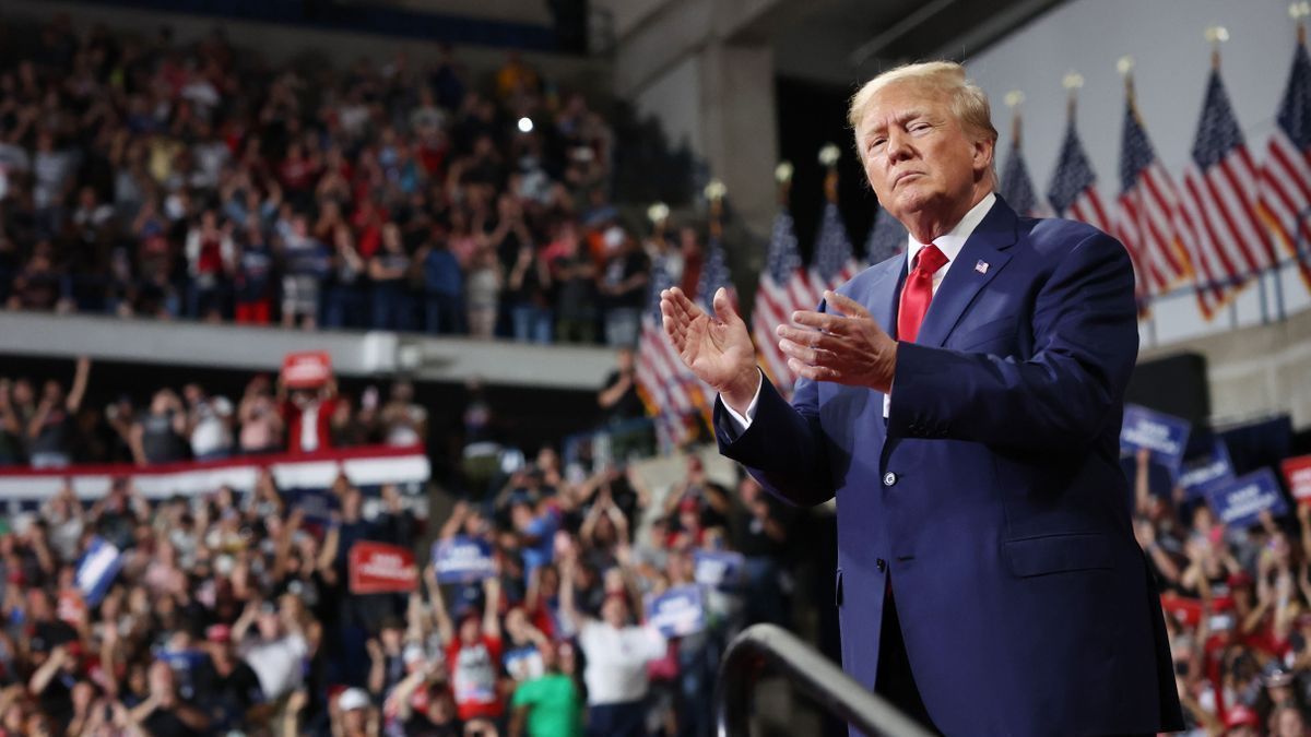 Miles de personas han asistido al mitin de Donald Trump.