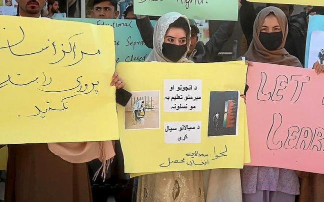 Protesta de refugiadas afganas en Pakistán por las decisiones de los talibanes. | FOTO: EFE Protesta de refugiadas afganas en Pakistán por las decisiones de los talibanes. | FOTO: EFE
