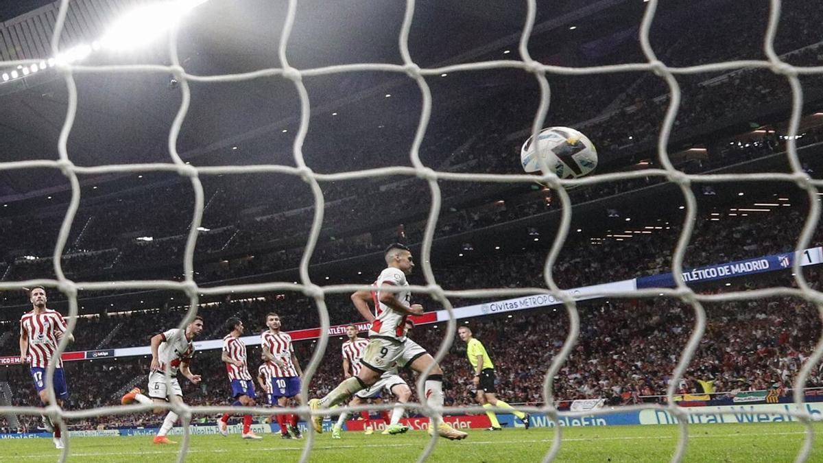 El delantero colombiano del Rayo Vallecano, Radamel Falcao, tras conseguir el gol del empate desde el punto de penalti durante el encuentro frente al Atlético de Madrid