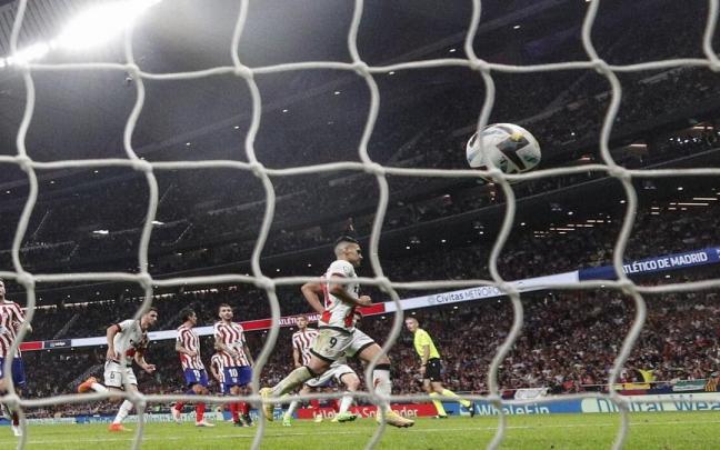 El delantero colombiano del Rayo Vallecano, Radamel Falcao, tras conseguir el gol del empate desde el punto de penalti durante el encuentro frente al Atl&eacute;tico de Madrid