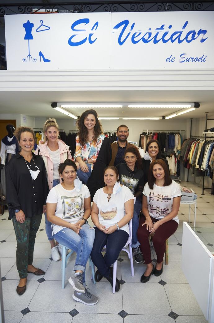 Sentadas de izquierda a derecha, en primer término, Gabriela Moreira, Nuvia Condoy, Manuela Slaveeva y Gloria Castro. Detrás, Carmen Martínez(orientación búsqueda de empleo), Marta Pérez de Ciriza (comunicación) la educadora Isabel Muñoz, el vicepresident