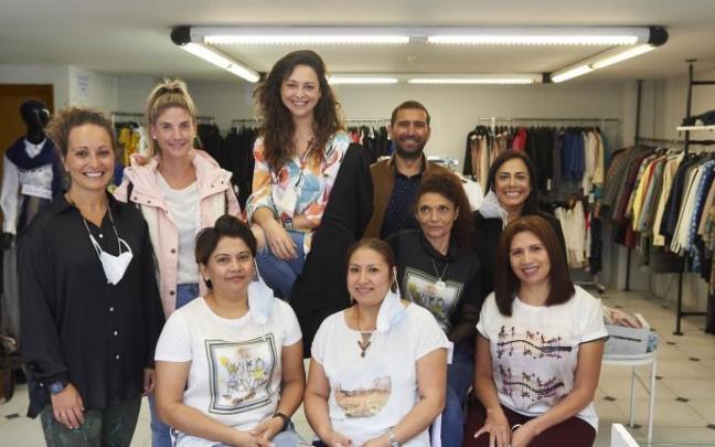 Sentadas de izquierda a derecha, en primer término, Gabriela Moreira, Nuvia Condoy, Manuela Slaveeva y Gloria Castro. Detrás, Carmen Martínez(orientación búsqueda de empleo), Marta Pérez de Ciriza (comunicación) la educadora Isabel Muñoz, el vicepresident Sentadas de izquierda a derecha, en primer término, Gabriela Moreira, Nuvia Condoy, Manuela Slaveeva y Gloria Castro. Detrás, Carmen Martínez(orientación búsqueda de empleo), Marta Pérez de Ciriza (comunicación) la educadora Isabel Muñoz, el vicepresident