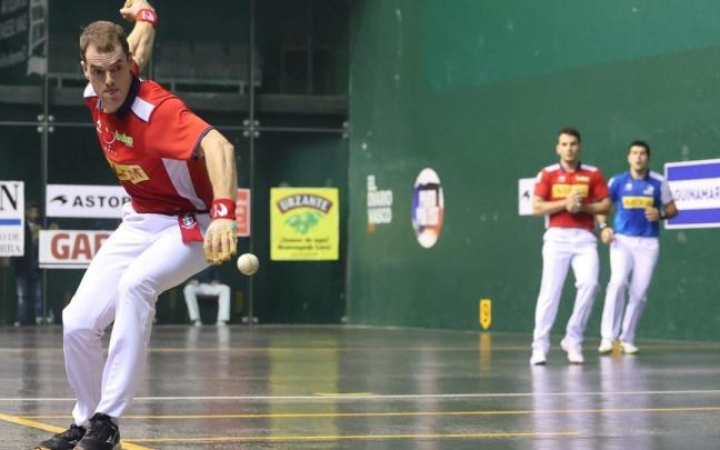 Unai Laso, durante el partido contra Altuna III y Tolosa en el Atano III de Donostia. Unai Laso, durante el partido contra Altuna III y Tolosa en el Atano III de Donostia.