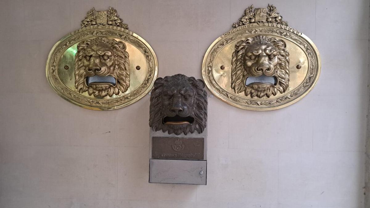 El nuevo buzón se ubica por debajo de las dos cabezas anteriores que tienen la boca sellada con una chapa metálica