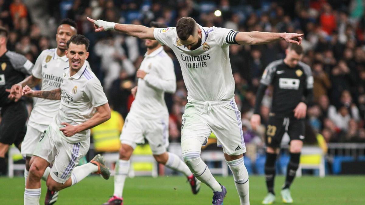 Benzema celebra uno de sus goles al Elche.