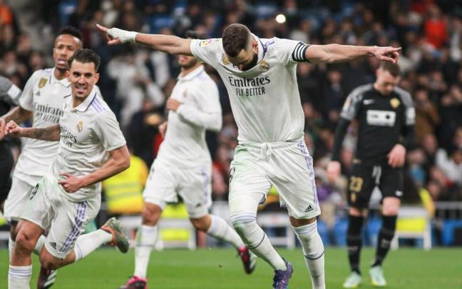 Benzema celebra uno de sus goles al Elche.